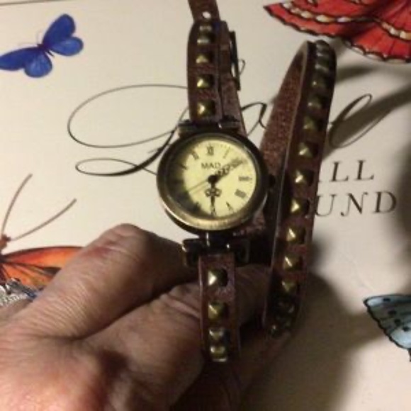 🆕 ⌚ AUCTION PRICE👩🏻⚖️ VINTAGE LEATHER WRAP WATCH WITH STUDS - Picture 1 of 9